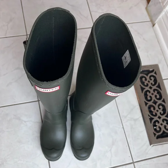 Hunter women’s original tall rain boots - size US 6 - Picture 3 of 9